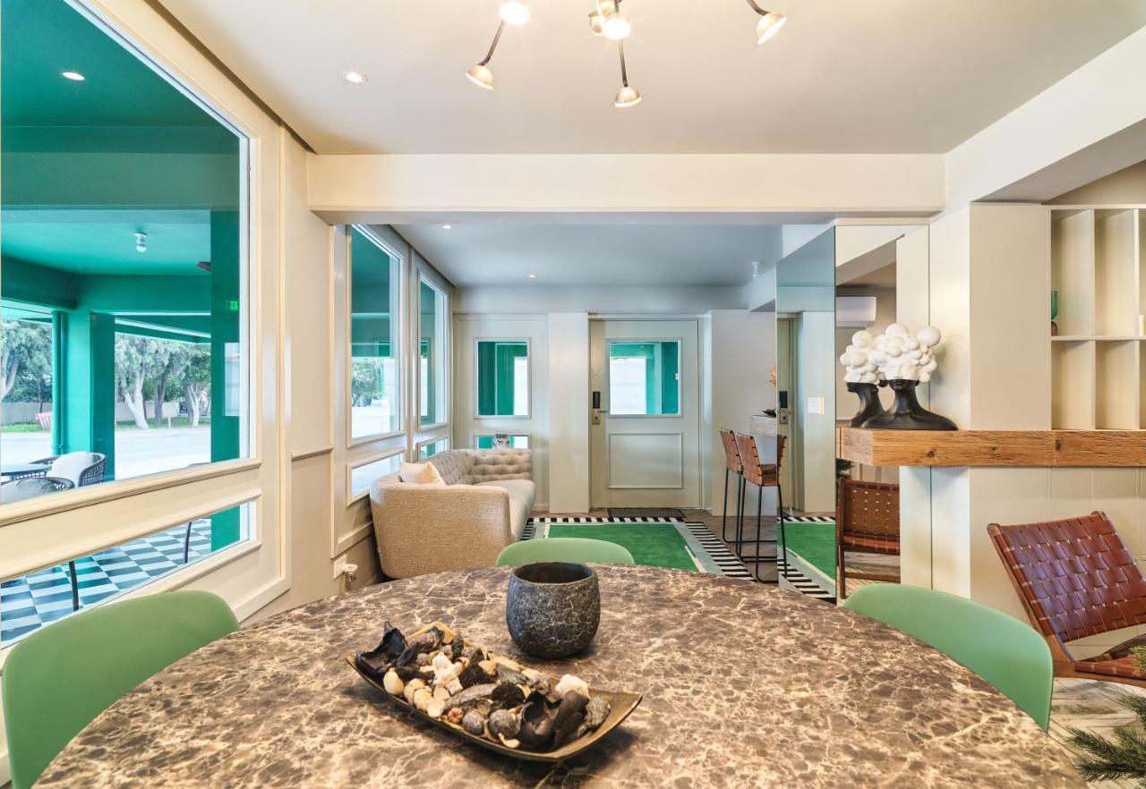 Liv The City Suites Adults Only Larnaca Bagian luar foto