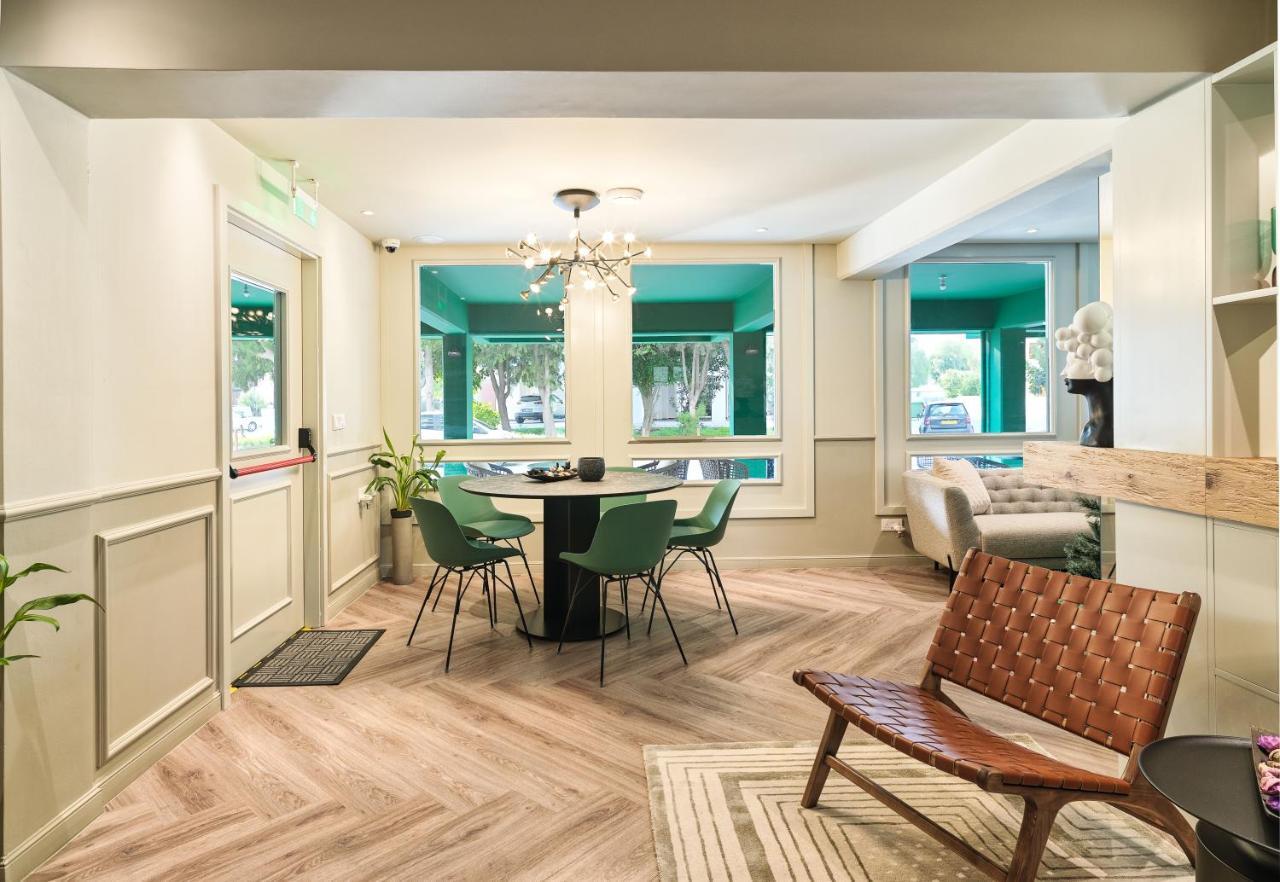 Liv The City Suites Adults Only Larnaca Bagian luar foto