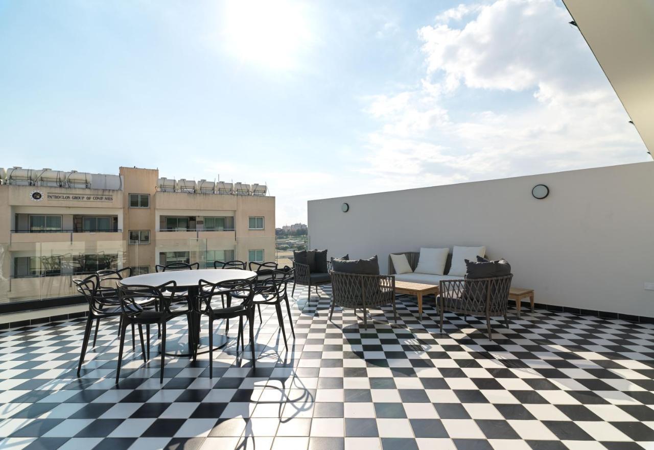Liv The City Suites Adults Only Larnaca Bagian luar foto