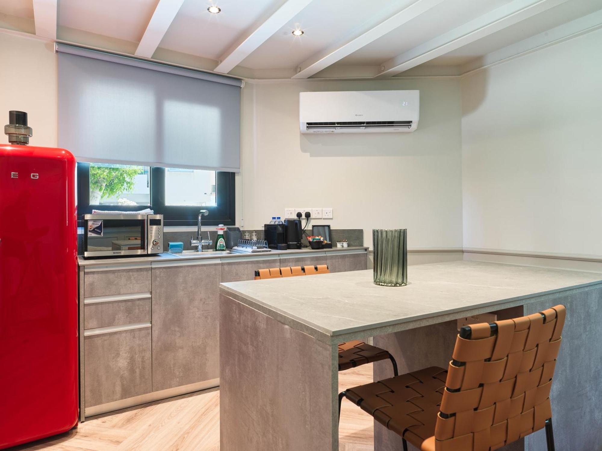 Liv The City Suites Adults Only Larnaca Bagian luar foto