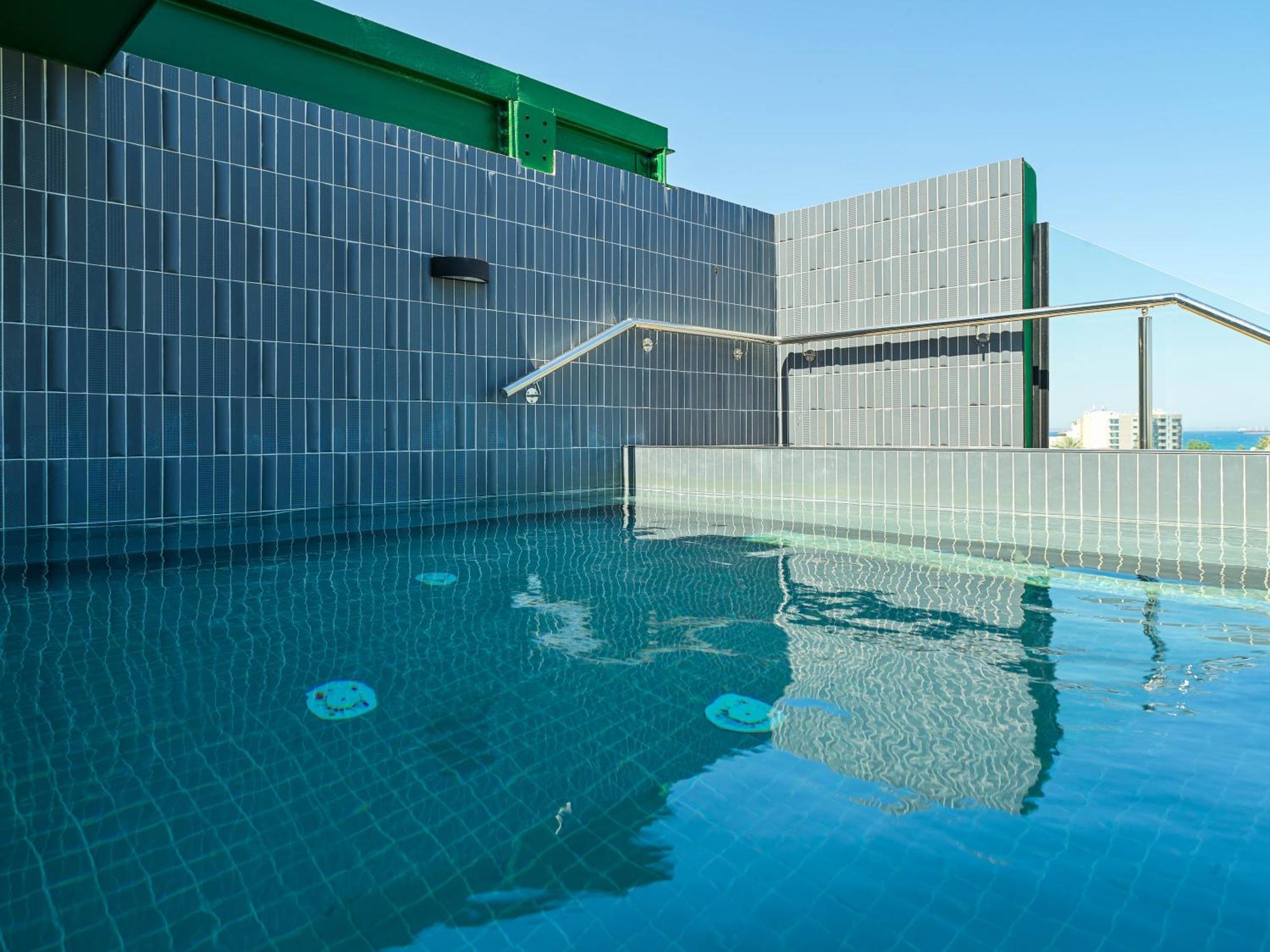 Liv The City Suites Adults Only Larnaca Bagian luar foto